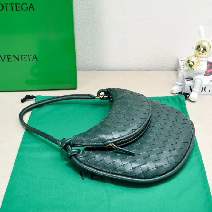 Batch 1860 Bv Shu Qi's same "Gemelli" twin bag 👇 Locked in advance 24 years of hot style 💕 Gemelli is paired with two half-moon shaped bags, matched with the brand's iconic intrecciato woven sheepskin, equipped with a detachable tubular handle, which can be used as a clutch, on the shoulder or by flipping the small crescent moon as a handle, or as a long shoulder strap 🉑️ crossbody The dual design has a personalized yet charming attitude, and the eye-catching visual impact brings an elegant and fashionable feeling. It is a bag worth buying💥 Size: 36x25x10, Model: 4281#